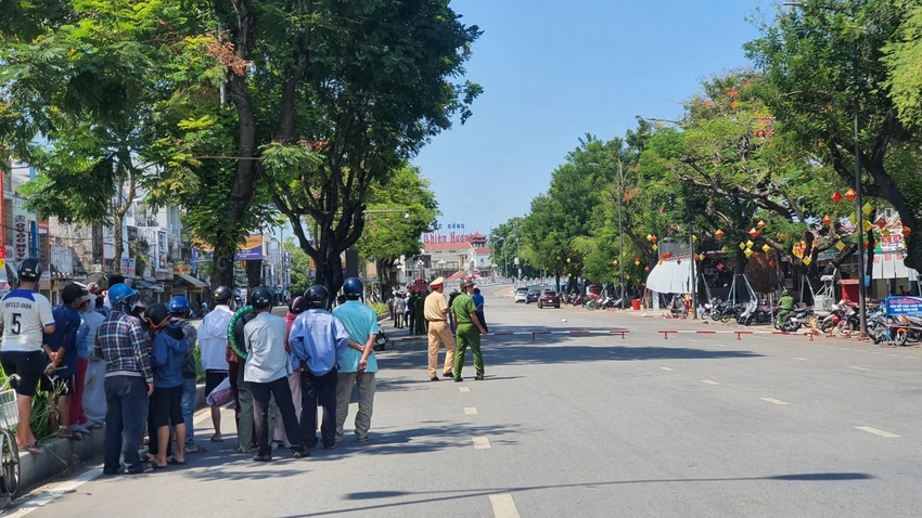 Lực lượng chức năng có mặt khoanh vùng tại khu vực tên cướp bỏ chạy. Ảnh: N.DO Lực lượng chức năng có mặt khoanh vùng tại khu vực tên cướp bỏ chạy. Ảnh: N.DO