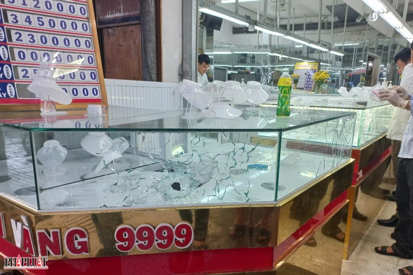 Những tủ đựng vàng để lại những dấu rạn nứt. Ảnh: N.DO Những tủ đựng vàng để lại những dấu rạn nứt. Ảnh: N.DO