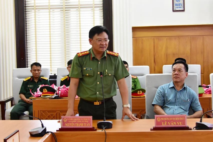 Đại tá Nguyễn Thanh Tuấn, Giám đốc Công an tỉnh Thừa Thiên - Huế tại buổi tuyên dương, khen thưởng. Đại tá Nguyễn Thanh Tuấn, Giám đốc Công an tỉnh Thừa Thiên - Huế tại buổi tuyên dương, khen thưởng.