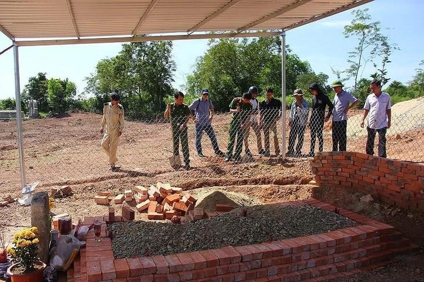 Mộ bà Tài nhân họ Lê được làm tạm sau khi bạn san ủi. Ảnh: NGUYỄN DO Mộ bà Tài nhân họ Lê được làm tạm sau khi bạn san ủi. Ảnh: NGUYỄN DO