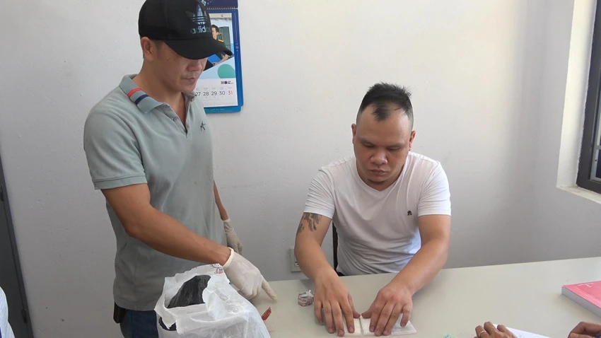 Mai Quốc Thành tại cơ quan công an. Mai Quốc Thành tại cơ quan công an.