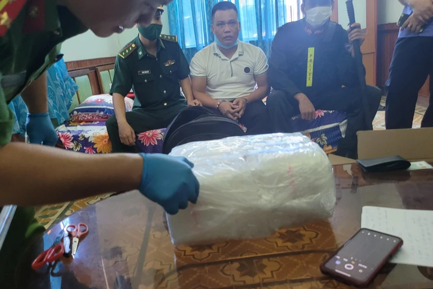 Lực lượng chức năng bắt giữ kẻ vận chuyển 30 kg ma túy. Ảnh: MẠNH HÙNG Lực lượng chức năng bắt giữ kẻ vận chuyển 30 kg ma túy. Ảnh: MẠNH HÙNG