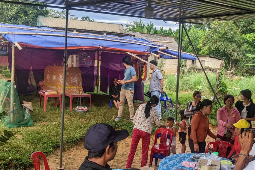 Gia đình đang lo hậu sự cho nạn nhân. Ảnh: NGUYỄN DO