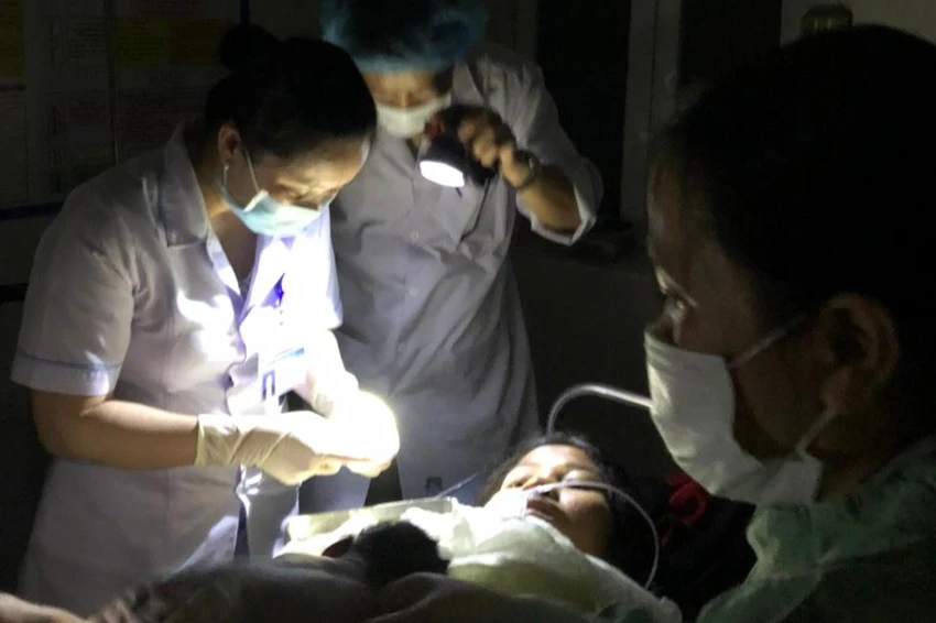 Bác sỹ rọi đèn pin đỡ đẻ cho sản phụ sinh ba trong đêm.