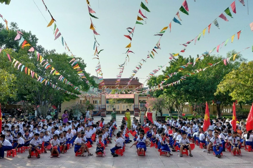 Học sinh trường Tiểu học thị trấn Ái Tử (huyện Triệu Phong) vui tươi trong ngày khai giảng. Ảnh: B.TRÂM Học sinh trường Tiểu học thị trấn Ái Tử (huyện Triệu Phong) vui tươi trong ngày khai giảng. Ảnh: B.TRÂM