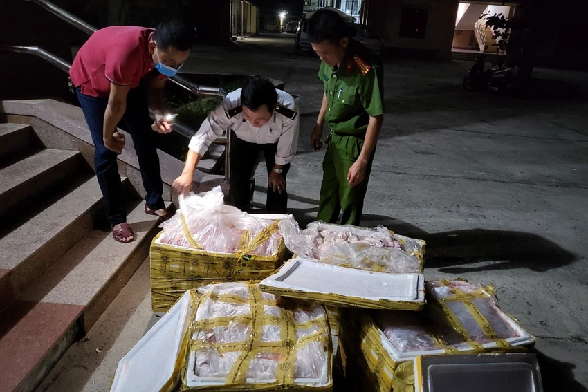 Số nội tạng, nầm vú lợn được lực lượng chức năng phát hiện.
