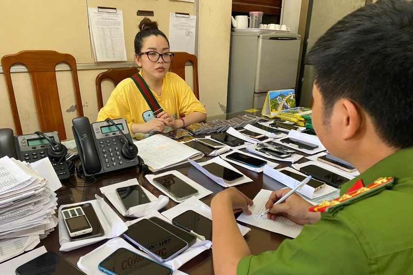 Cơ quan công an làm việc với Lại Thị Ngọc Trang. Ảnh: B.TRÂM Cơ quan công an làm việc với Lại Thị Ngọc Trang. Ảnh: B.TRÂM