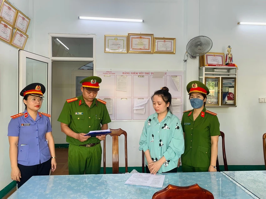 Đặng Thị Trinh Nữ bị khởi tố về 2 tội Đặng Thị Trinh Nữ bị khởi tố về 2 tội
