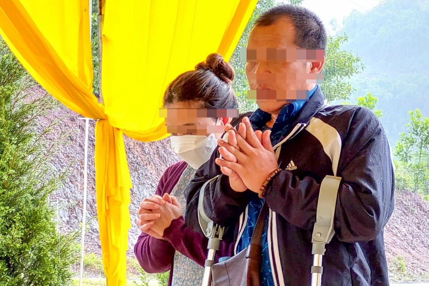 Ông Q và bà B tại đám tang cháu MQ. Ông Q và bà B tại đám tang cháu MQ.