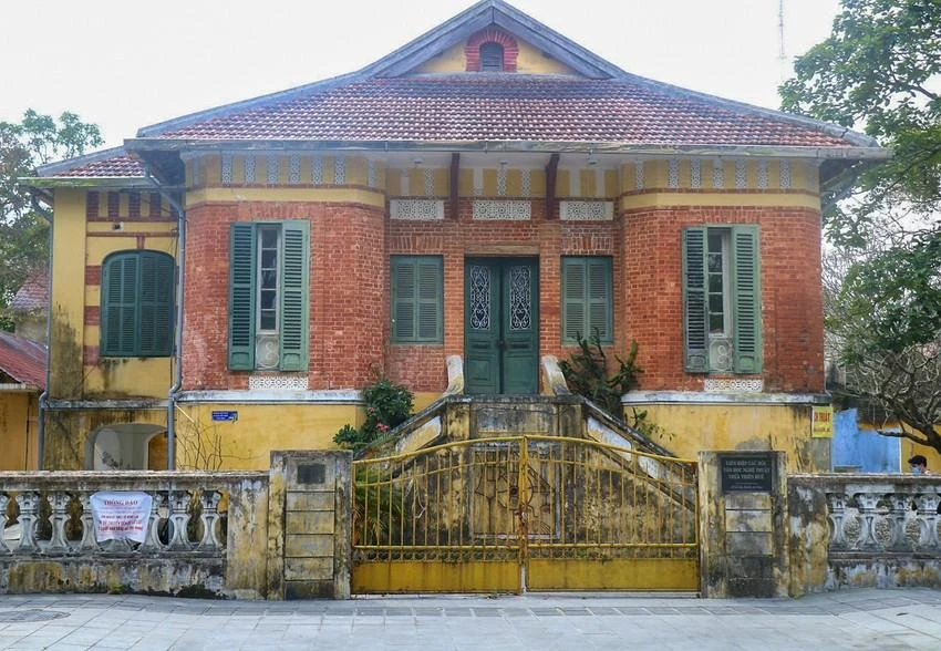 Căn biệt thự Pháp ở số 26 Lê Lợi. Ảnh: NGUYỄN DO Căn biệt thự Pháp ở số 26 Lê Lợi. Ảnh: NGUYỄN DO