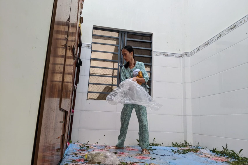 Chiếc tủ chị Mắm cùng chồng và hai người con vào nấp khi căn nhà bị tốc mái. Ảnh: NGUYỄN DO Chiếc tủ chị Mắm cùng chồng và hai người con vào nấp khi căn nhà bị tốc mái. Ảnh: NGUYỄN DO