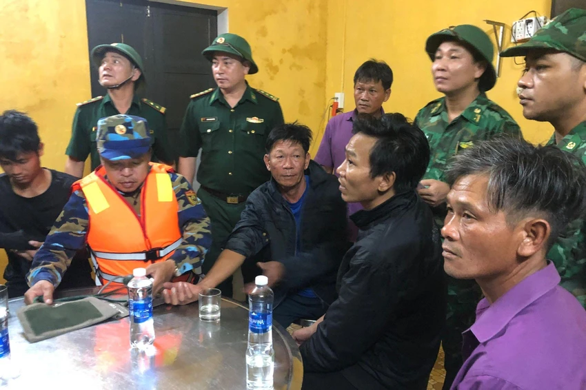 Các ngư dân được đưa vào bờ an toàn. Ảnh: B.T Các ngư dân được đưa vào bờ an toàn. Ảnh: B.T