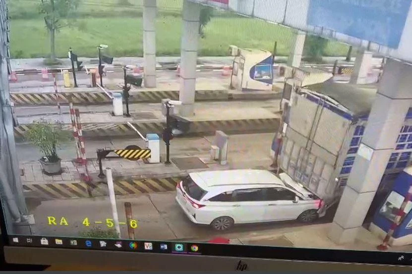 Xe ô tô con đâm vào đuôi xe tải ở BOT Quảng Trị. Xe ô tô con đâm vào đuôi xe tải ở BOT Quảng Trị.