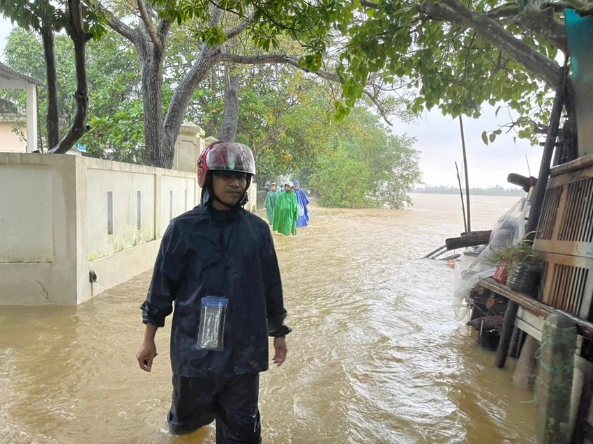Lực lượng chức tuyên truyền, hỗ trợ người dân đến nơi an toàn. Lực lượng chức tuyên truyền, hỗ trợ người dân đến nơi an toàn.
