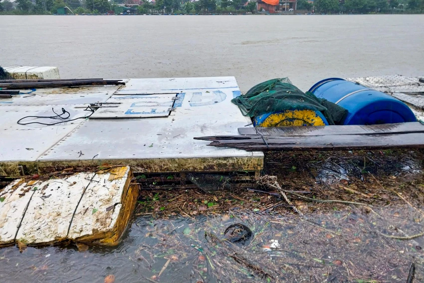 Nhiều rác, nhành cây khô theo dòng nước trôi về. Nhiều rác, nhành cây khô theo dòng nước trôi về.