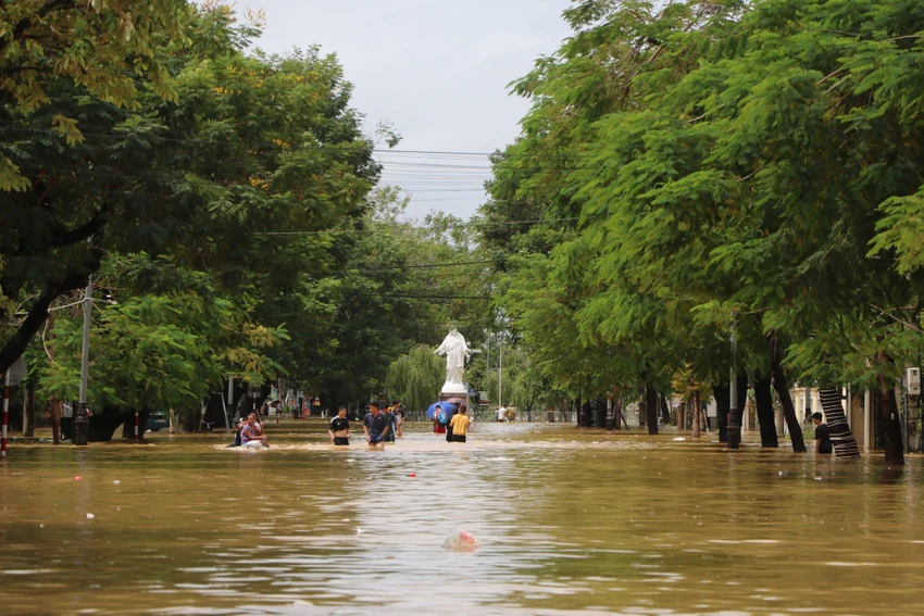 Người dân cho biết ở các tuyến đường Nguyễn Huệ, Hùng Vương nước lũ cao hơn trận lũ năm 2020. Người dân cho biết ở các tuyến đường Nguyễn Huệ, Hùng Vương nước lũ cao hơn trận lũ năm 2020.