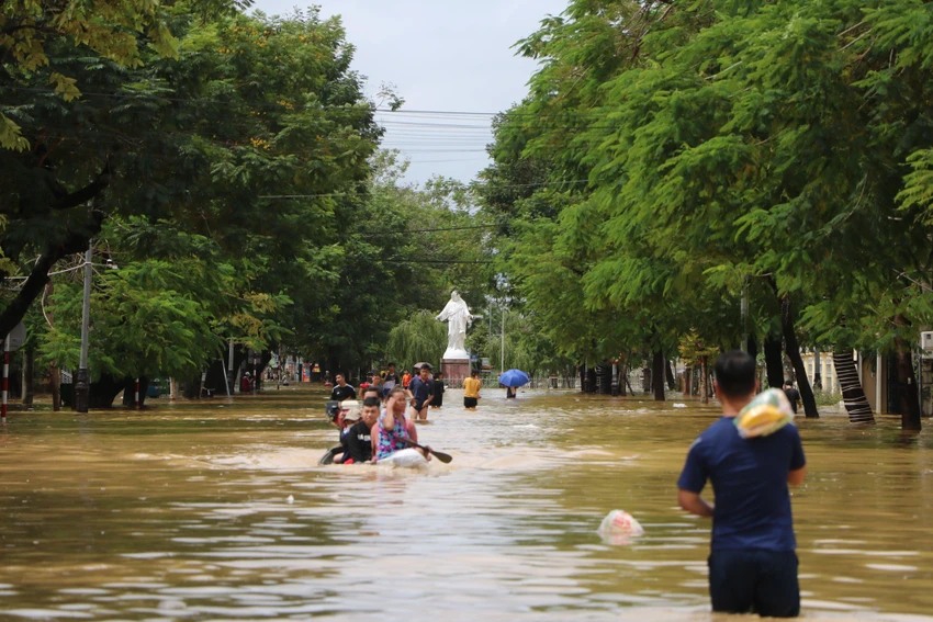 Tính đến trưa nay, tại TP Huế có hơn 70% tuyến đường bị ngập, ngập bình quân từ 0,4-0,6m. Tính đến trưa nay, tại TP Huế có hơn 70% tuyến đường bị ngập, ngập bình quân từ 0,4-0,6m.