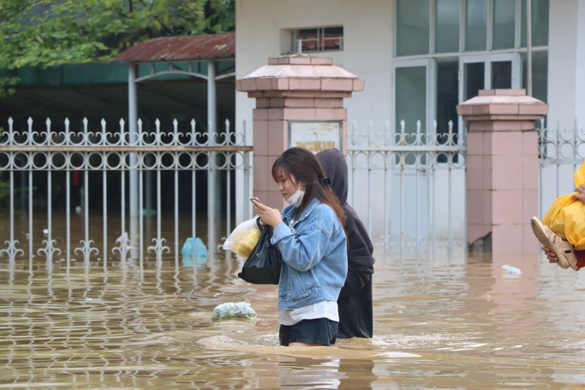 Nhiều người dân lội bì bõm trong dòng nước bạc để đi mua thức ăn. Nhiều người dân lội bì bõm trong dòng nước bạc để đi mua thức ăn.