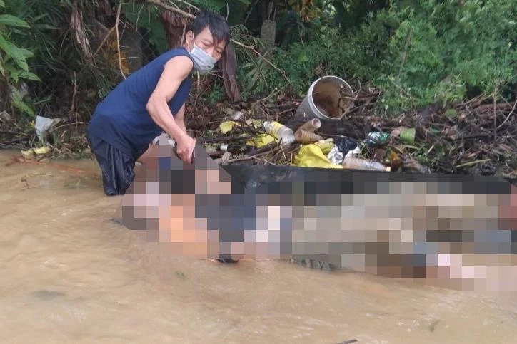 Người dân phát hiện thi thể người đàn ông. Người dân phát hiện thi thể người đàn ông.