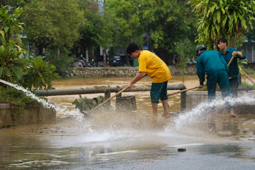 Lực lượng chức năng cùng người dân tham gia dọn dẹp. Lực lượng chức năng cùng người dân tham gia dọn dẹp.