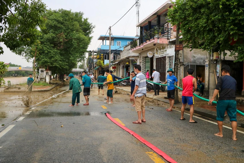 Do ảnh hưởng của hoàn lưu bão số 5, khu vực ven biển có gió cấp 6, giật cấp 8, sóng biển dâng 1,7m; cùng với đó, ảnh hưởng của rãnh thấp gây mưa lớn trên diện rộng, Thừa Thiên Huế có mưa to đến rất to, trọng tâm trong ngày 14-10, tổng lượng mưa trung bình từ 500-600m, có nơi cao hơn như Nam Đông 802mm, Phú Lộc 752mm. Do ảnh hưởng của hoàn lưu bão số 5, khu vực ven biển có gió cấp 6, giật cấp 8, sóng biển dâng 1,7m; cùng với đó, ảnh hưởng của rãnh thấp gây mưa lớn trên diện rộng, Thừa Thiên Huế có mưa to đến rất to, trọng tâm trong ngày 14-10, tổng lượng mưa trung bình từ 500-600m, có nơi cao hơn như Nam Đông 802mm, Phú Lộc 752mm.