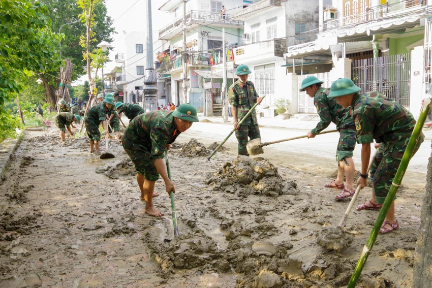 Ngày 17-10, lực lượng quân đội, công an, dân quân tự vệ cùng với người dân tham gia dọn dẹp bùn đất trên đường, trụ sở cơ quan, nhà cửa...do ảnh hưởng của trận lũ mấy ngày qua. Ngày 17-10, lực lượng quân đội, công an, dân quân tự vệ cùng với người dân tham gia dọn dẹp bùn đất trên đường, trụ sở cơ quan, nhà cửa...do ảnh hưởng của trận lũ mấy ngày qua.
