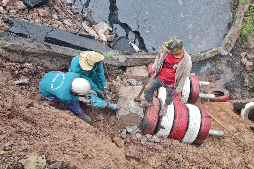 Các đơn vị thi công quyết tâm ngày 25-10 sẽ thông tuyến. Ảnh: B.CƯƠNG Các đơn vị thi công quyết tâm ngày 25-10 sẽ thông tuyến. Ảnh: B.CƯƠNG