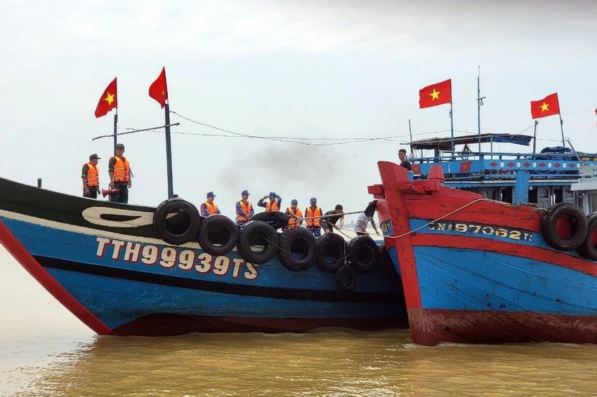 Tàu cá cùng 3 ngư dân được đưa vào bờ an toàn. Tàu cá cùng 3 ngư dân được đưa vào bờ an toàn.