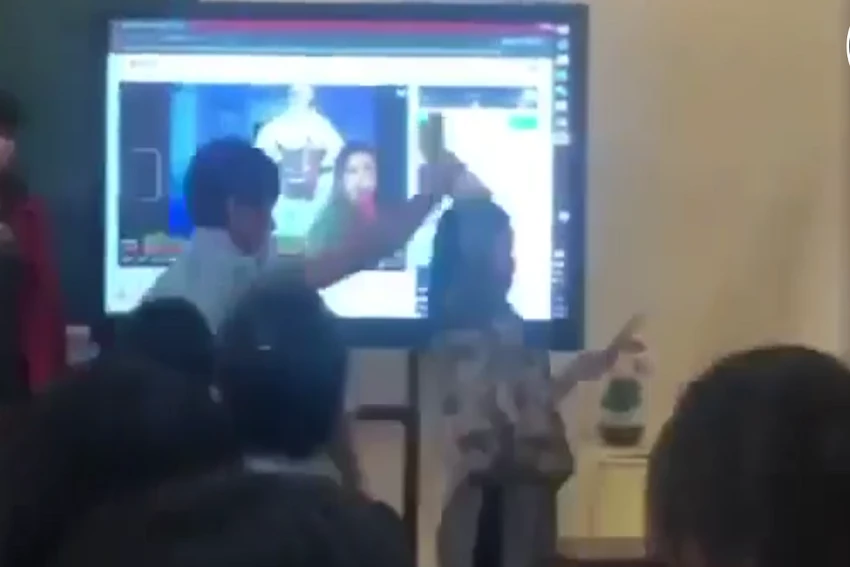 Hình ảnh cô giáo bị đuổi ra khỏi lớp. Ảnh cắt từ clip. Hình ảnh cô giáo bị đuổi ra khỏi lớp. Ảnh cắt từ clip.