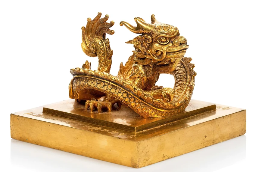 Chiếc ấn 'Hoàng đế chi bảo' được hãng Millon đưa ra đấu giá. Chiếc ấn 'Hoàng đế chi bảo' được hãng Millon đưa ra đấu giá.