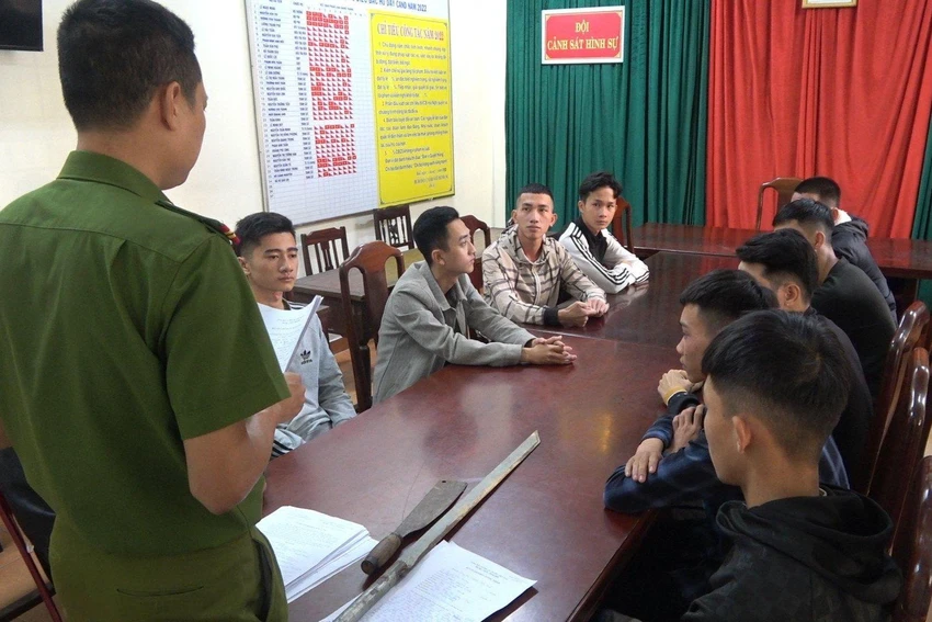 10 thanh niên bị khởi tố về hành vi cố ý gây thương tích. Ảnh: C.QUANG