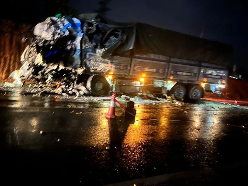 Hiện trường vụ tai nạn giao thông khiến 2 người chết, 13 người bị thương. Hiện trường vụ tai nạn giao thông khiến 2 người chết, 13 người bị thương.