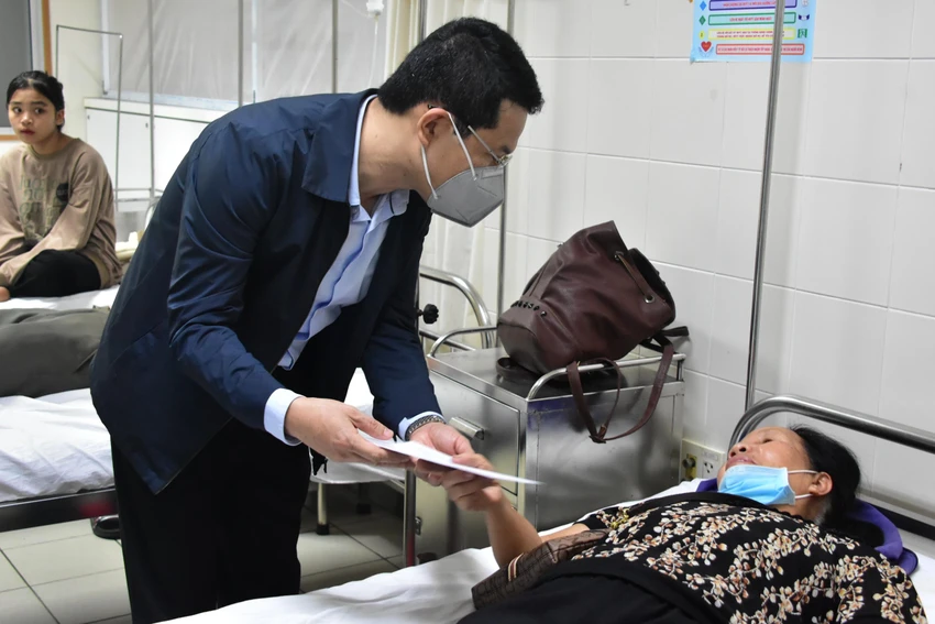 Ông Hoàng Hải Minh thăm hỏi những nạn nhân đang cấp cứu, điều trị tại Bệnh viện Trung ương Huế.