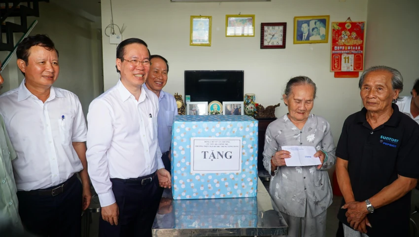 Ông Võ Văn Thưởng thăm hỏi gia đình tại Khu tái định cư Hương Sơ. Ông Võ Văn Thưởng thăm hỏi gia đình tại Khu tái định cư Hương Sơ.