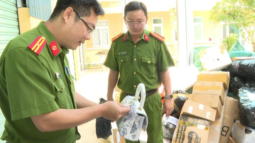 Nhiều hàng hóa không rõ nguồn gốc bị công an thu giữ. Ảnh: ND