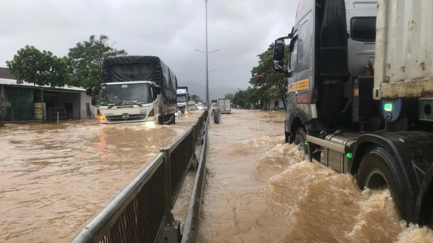 Mưa lớn khiến quốc lộ 1A đoạn qua xã Lộc Trì bị ngập sâu. Ảnh: ND Mưa lớn khiến quốc lộ 1A đoạn qua xã Lộc Trì bị ngập sâu. Ảnh: ND