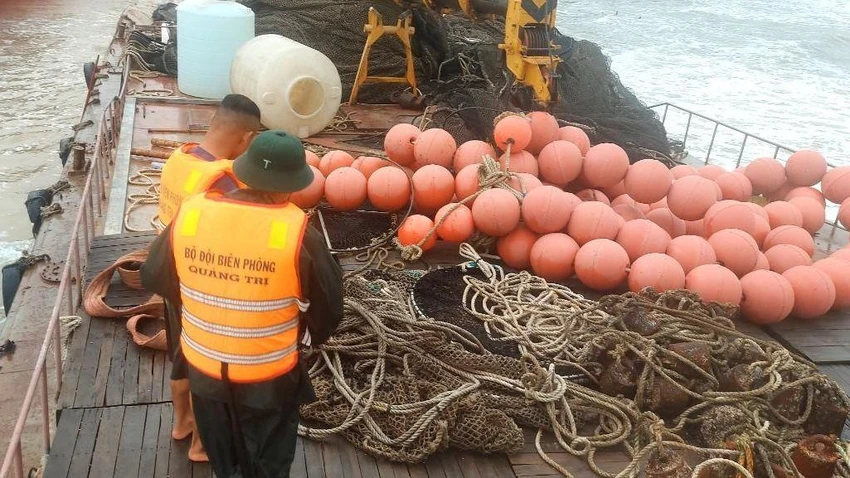Lực lượng chức năng tiếp cận con tàu để kiểm tra. Lực lượng chức năng tiếp cận con tàu để kiểm tra.
