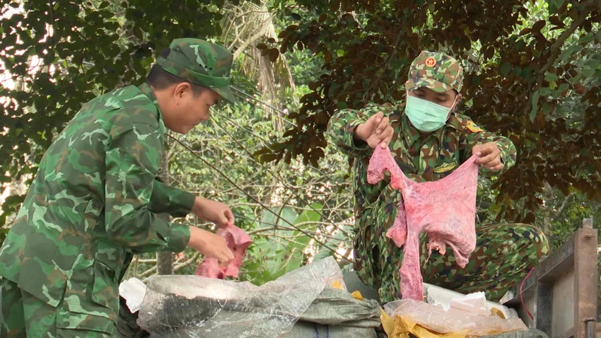 Nội tạng không rõ nguồn gốc được lực lượng chức năng bắt giữ. Ảnh: P.TRUNG Nội tạng không rõ nguồn gốc được lực lượng chức năng bắt giữ. Ảnh: P.TRUNG