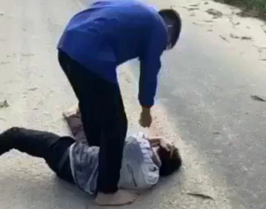 Nam sinh bị đánh dã man giữa đường. Ảnh cắt từ clip Nam sinh bị đánh dã man giữa đường. Ảnh cắt từ clip