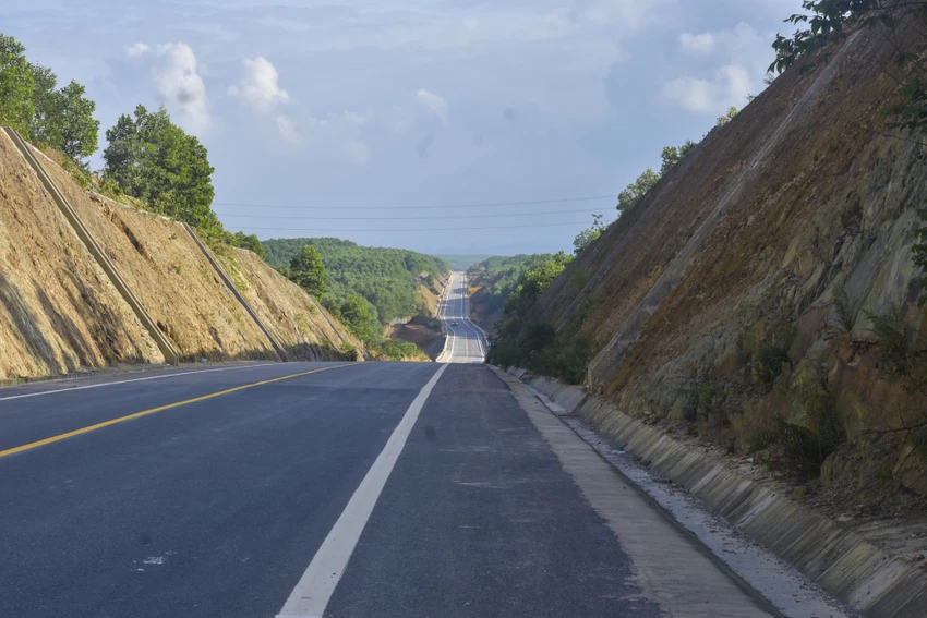 Giai đoạn đầu, đầu tư với quy mô 2 làn xe, bề rộng nền đường là 12m. Ảnh: NGUYỄN DO