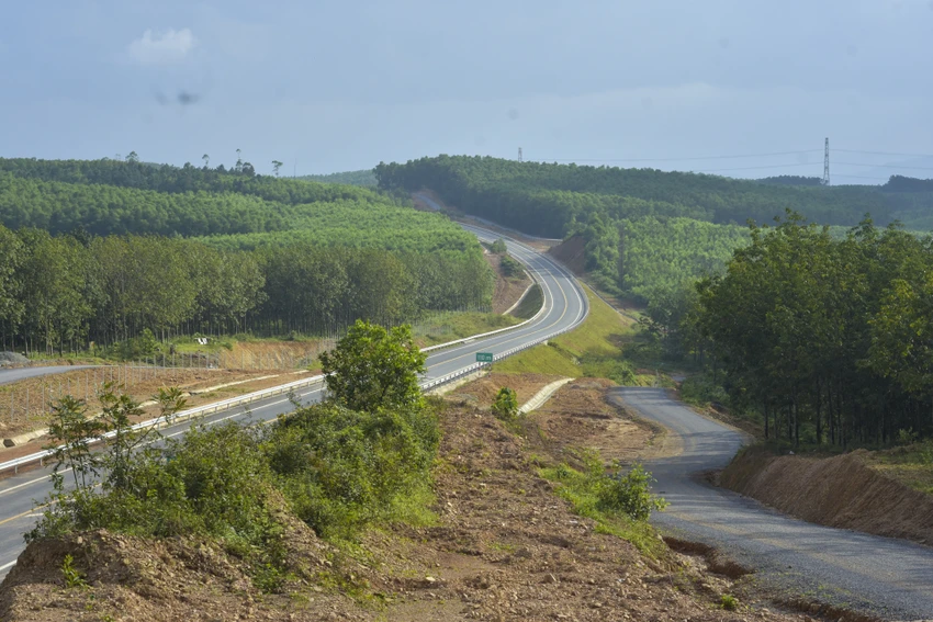 Trong đó, đoạn qua địa phận tỉnh Quảng Trị dài 37,3 km, đoạn qua tỉnh Thừa Thiên-Huế 61 km. Tổng mức đầu tư dự án trên 7.600 tỉ đồng, gồm 11 gói thầu xây lắp. Ảnh: NGUYỄN DO Trong đó, đoạn qua địa phận tỉnh Quảng Trị dài 37,3 km, đoạn qua tỉnh Thừa Thiên-Huế 61 km. Tổng mức đầu tư dự án trên 7.600 tỉ đồng, gồm 11 gói thầu xây lắp. Ảnh: NGUYỄN DO
