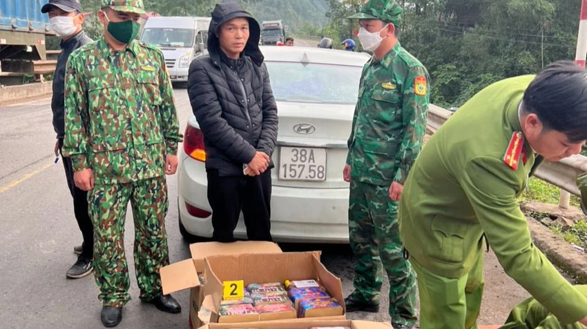 Lực lượng chức năng bắt giữ vụ vận chuyển hơn 100 kg pháo lậu. Ảnh: ND. Lực lượng chức năng bắt giữ vụ vận chuyển hơn 100 kg pháo lậu. Ảnh: ND.