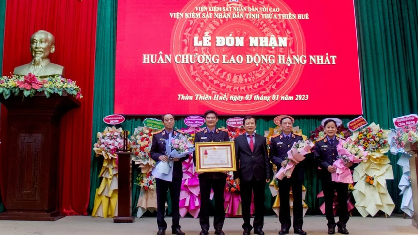 Ông Nguyễn Thanh Hải, Viện trưởng VKSND tỉnh Thừa Thiên - Huế đón nhận Huân chương Lao động hạng Nhất. Ông Nguyễn Thanh Hải, Viện trưởng VKSND tỉnh Thừa Thiên - Huế đón nhận Huân chương Lao động hạng Nhất.