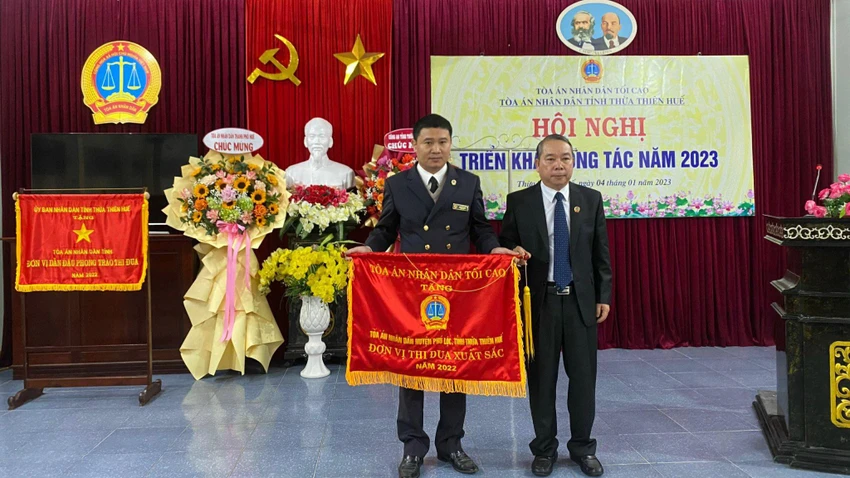 TAND huyện Phú Lộc, tỉnh Thừa Thiên - Huế được TAND Tối cao tặng đơn vị thi đua xuất sắc. TAND huyện Phú Lộc, tỉnh Thừa Thiên - Huế được TAND Tối cao tặng đơn vị thi đua xuất sắc.