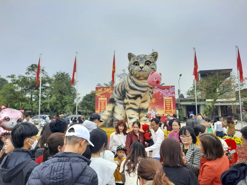 Nhiều người đến huyện Triệu Phong chụp ảnh với linh vật mèo. Nhiều người đến huyện Triệu Phong chụp ảnh với linh vật mèo.