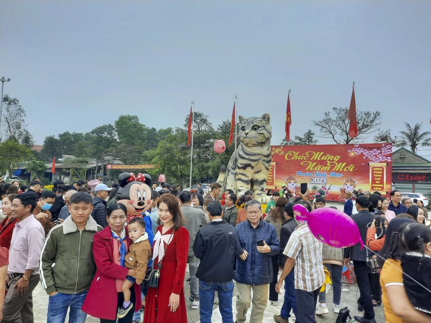 Những ngày mồng 1, mồng 2 Tết, mỗi ngày có khoảng 5.000 lượt người đến chụp ảnh. Những ngày mồng 1, mồng 2 Tết, mỗi ngày có khoảng 5.000 lượt người đến chụp ảnh.