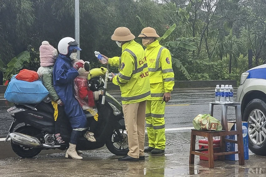 Khi trao những chai nước, các cán bộ chiến sĩ đã tuyên truyền cho người dân chấp hành nghiêm luật giao thông trên suốt hành trình. Khi trao những chai nước, các cán bộ chiến sĩ đã tuyên truyền cho người dân chấp hành nghiêm luật giao thông trên suốt hành trình.