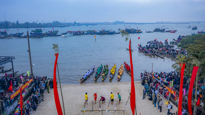 Hội đua ghe truyền thống thu hút rất đông người dân theo dõi. Hội đua ghe truyền thống thu hút rất đông người dân theo dõi.