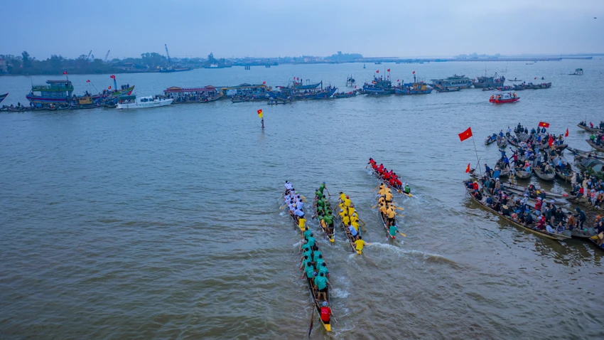 Các tay chèo tranh tài trên phá Tam Giang. Các tay chèo tranh tài trên phá Tam Giang.