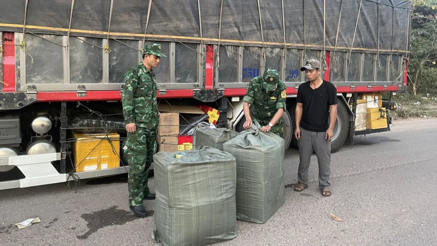 Lực lượng chức năng phát hiện xử lý vụ vận chuyển nội tạng động vật đã bốc mùi hôi thối, không rõ nguồn gốc xuất xứ.
